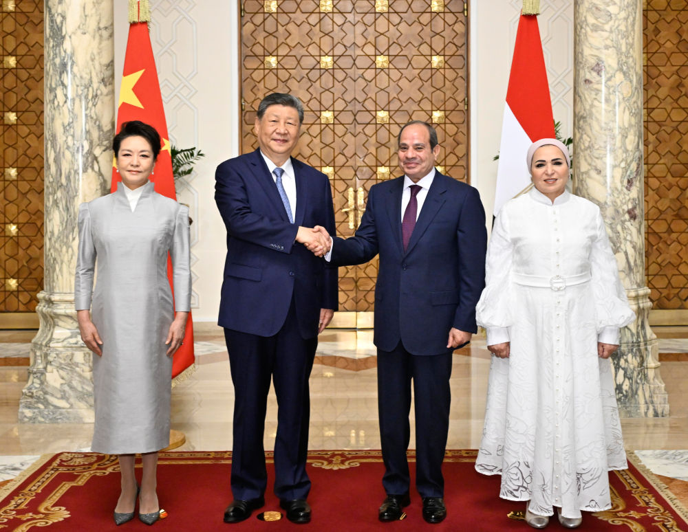 当地时间9月2日上午，埃及总统塞西同中国国家主席习近平在开罗太阳宫举行会谈。这是习近平和夫人彭丽媛同塞西和夫人依缇萨尔在两国国旗前合影。新华社记者 殷博古 摄