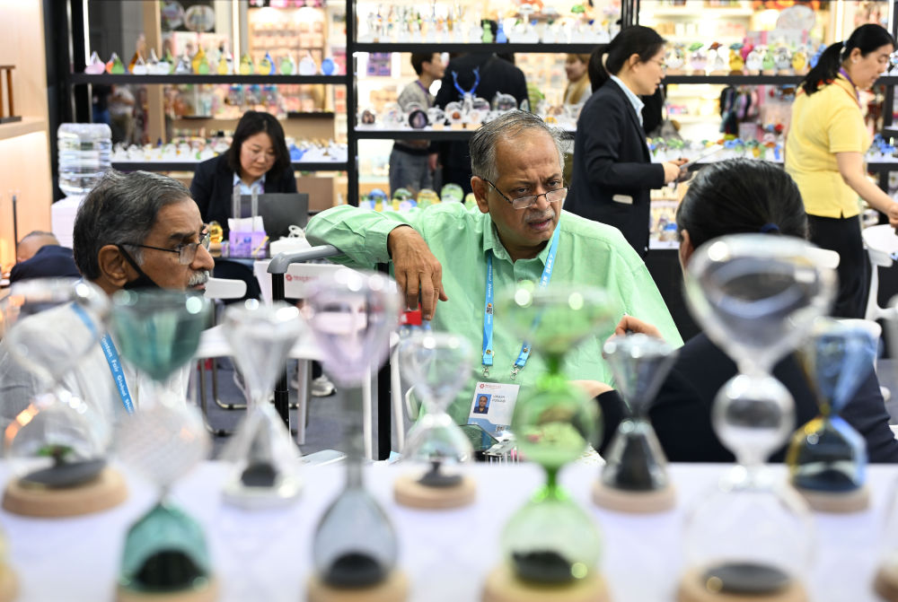 境外采购商在广州举行的第139届广交会第二期的沙漏装饰品展台洽谈(2026年4月23日摄)。新华社记者 邓华 摄
