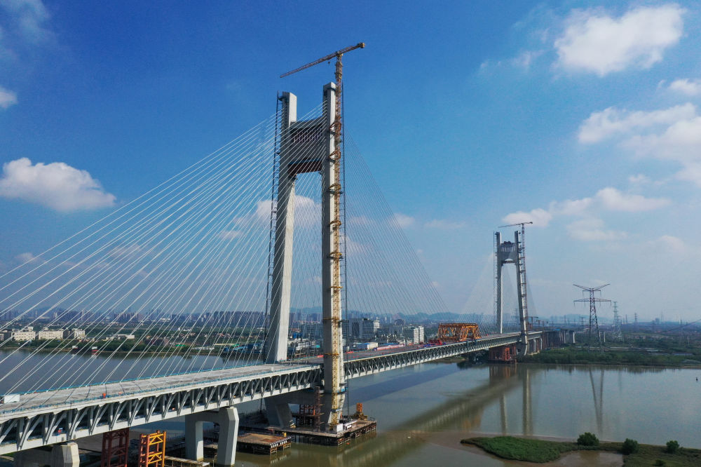 这是9月30日拍摄的深江铁路洪奇沥水道公铁大桥合龙现场（无人机照片）。新华社记者 吴鲁 摄