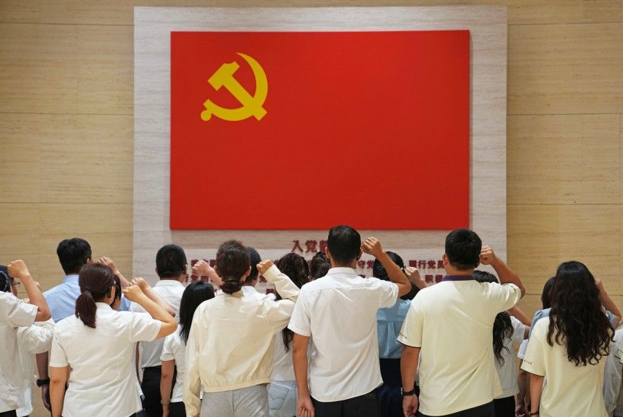 2026年7月1日,党员在位于上海的中共一大纪念馆重温入党誓词。新华社记者 刘颖 摄