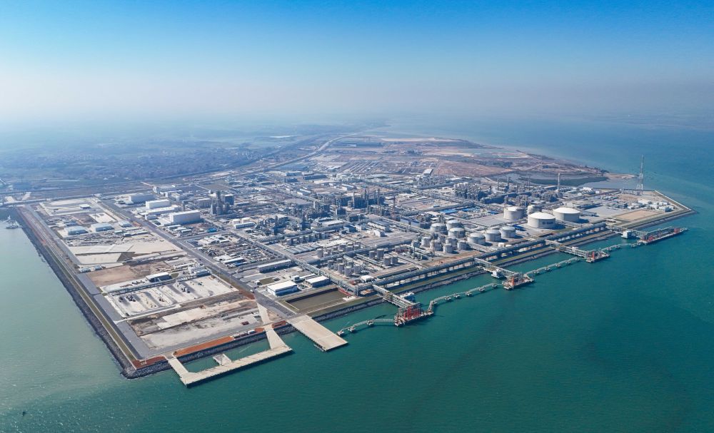 这是位于广东省湛江市的巴斯夫(广东)一体化基地(2025年12月11日摄,无人机照片)。新华社发