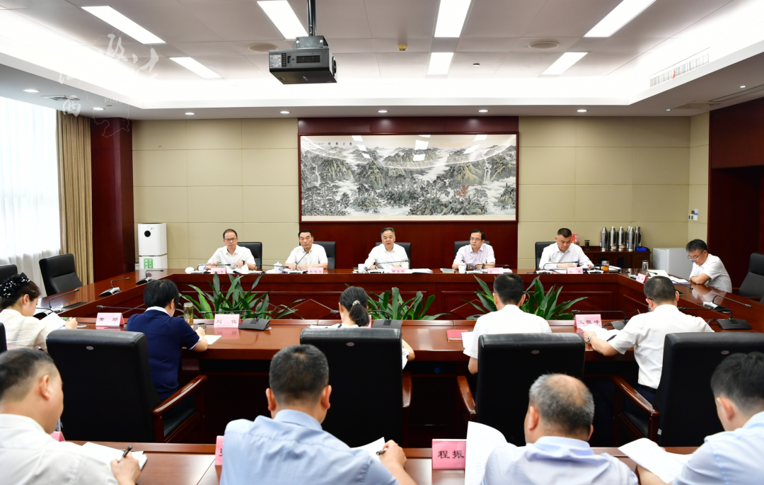 省委政法委召开会议传达学习习近平总书记重要指示精神和平安中国建设工作会议精神 陈永奇主持并讲话